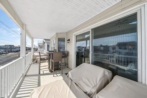 Outdoor dining - Steps to the Beach / Ocean Views, Sunset Deck, 3BR 2BA Getaway (Ocean City)