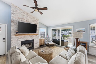 Steps to the Beach / Ocean Views, Sunset Deck, 3BR 2BA Getaway