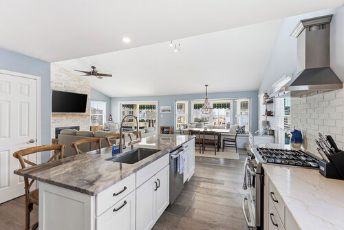 Steps to the Beach / Ocean Views, Sunset Deck, 3BR 2BA Getaway