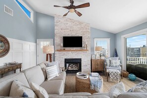 Smart TV, chimenea y libros 