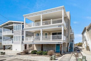 Exterior - Steps to the Beach / Ocean Views, Sunset Deck, 3BR 2BA Getaway (Ocean City)