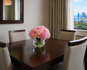 Dining - Comfy City Stay in a 1BR + Den & Sofa Bed within Downtown Central Location! (Toronto)