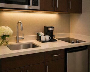 Private kitchen - Comfy City Stay in a 1BR + Den & Sofa Bed within Downtown Central Location! (Toronto)