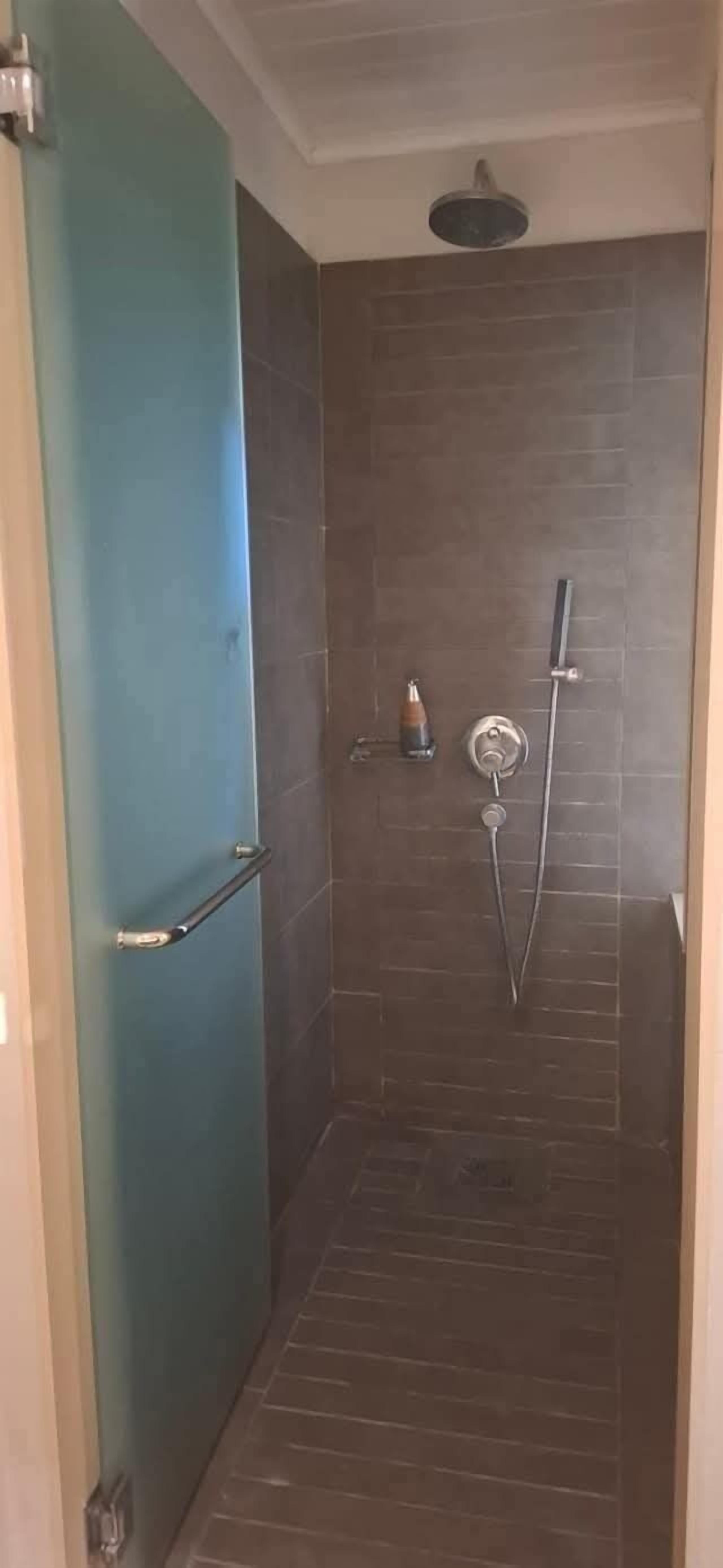 Deluxe Apartment, Multiple Beds, Balcony, Pool View | Bathroom