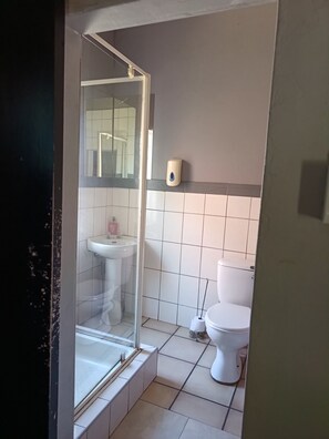 Bathroom - Charming Holiday House in Pietermaritzburg with Shared Pool (Pietermaritzburg)