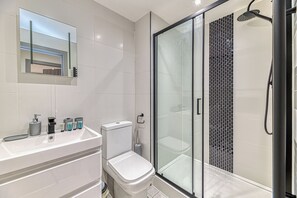 Shower, towels, toilet paper - Charles House by Guestz (Preston)