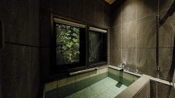 Superior Suite | Bathroom | Separate tub and shower, free toiletries, hair dryer, shampoo