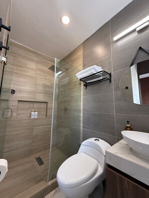 Shower, hair dryer, towels, soap - Charming 2-bedroom house with AC in awesome Jesus Maria (Jesus Maria)