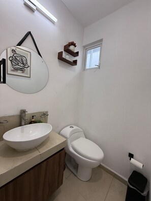 Shower, hair dryer, towels, soap - Charming 2-bedroom house with AC in awesome Jesus Maria (Jesus Maria)