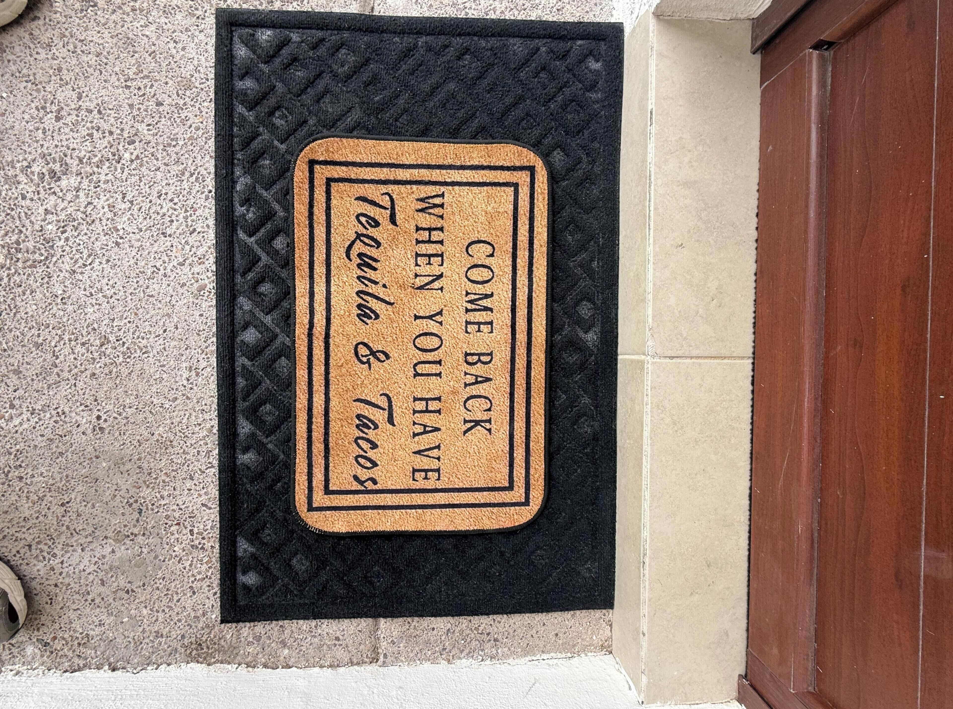 Tapete de entrada com a mensagem 'VOLTE QUANDO TIVER Taco & Quinoa'.