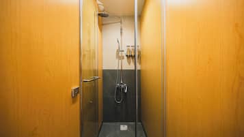 Douche, séchoir à cheveux, serviettes fournies, savon