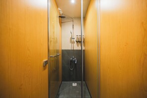 Shower, pengering rambut, handuk, dan sabun