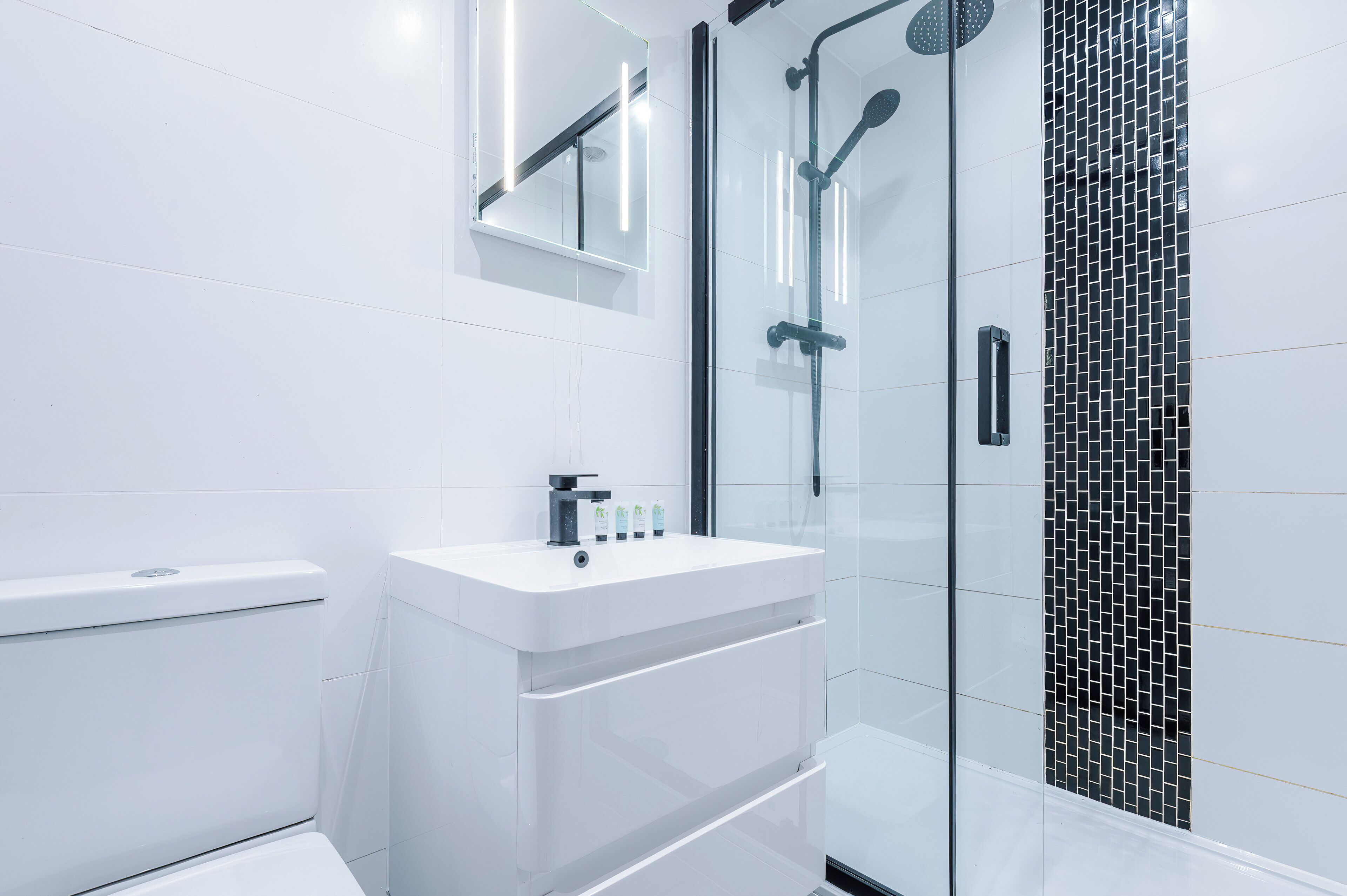 Regadera, toallas, papel de baño 