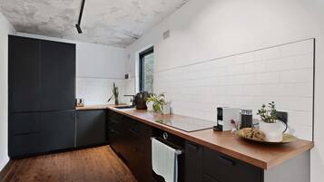 Fridge, oven, stovetop, dishwasher