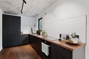 Fridge, oven, stovetop, dishwasher - Sunlit 3-Bed Coastal Stay with Private Deck (Cronulla)