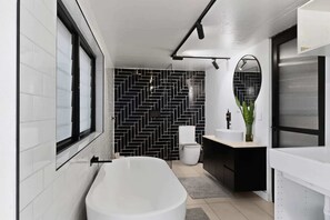 Shower, towels, shampoo - Sunlit 3-Bed Coastal Stay with Private Deck (Cronulla)