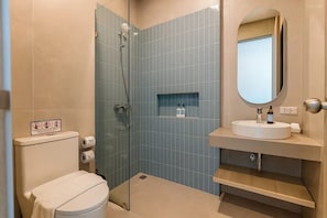Douche, sèche-cheveux, serviettes fournies
