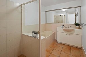 Shower, hair dryer, shampoo - Golden Hour Noosa Walk to Main Beach & Hastings St (Noosa Region)