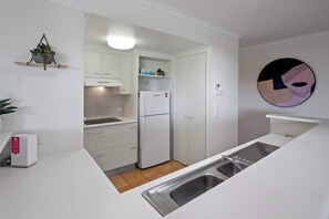 Fridge, microwave, oven, stovetop - Golden Hour Noosa Walk to Main Beach & Hastings St (Noosa Region)