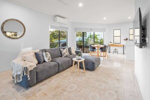 TV, offices - Avenal Noosa Views, Pool, Walk to Hastings St (Noosa Region)