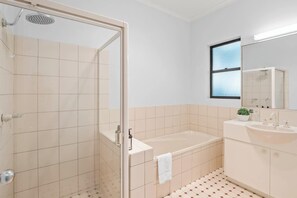 Shower, hair dryer, shampoo - Avenal Noosa Views, Pool, Walk to Hastings St (Noosa Region)