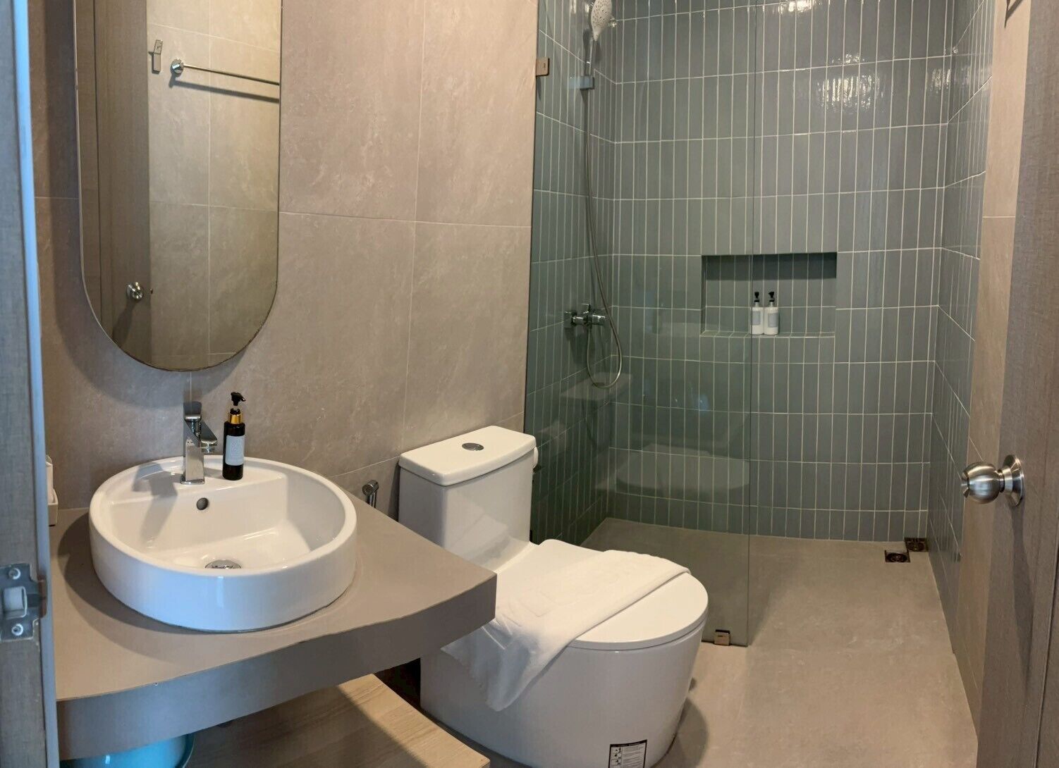 Een douche, een haardroger, handdoeken