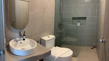 Een douche, een haardroger, handdoeken