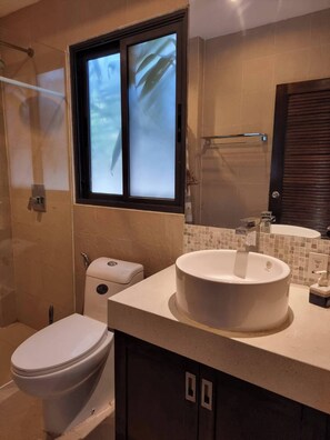 Dusche, Haartrockner, Handtücher