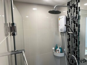 Een douche, een haardroger, handdoeken