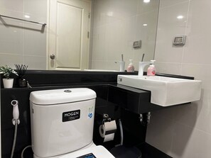Een douche, een haardroger, handdoeken