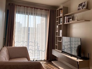 TV - Modern & Cozy Nest  3 Mins to BTS Saphan Khwai (Phaya Thai)