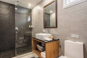Een douche, een haardroger, handdoeken