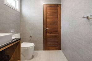 Een douche, een haardroger, handdoeken
