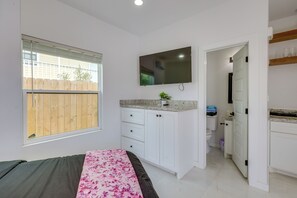 Desk, Internet, bed sheets - Groups Welcome! SPI Studio on Multi-Unit Property (South Padre Island)