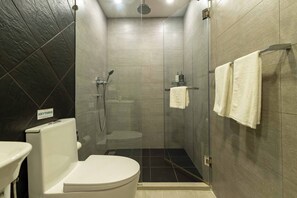 Een douche, een haardroger, handdoeken