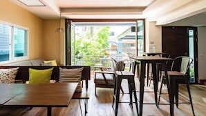 Een modern interieur met een eetgedeelte, zitplaatsen en een uitzicht door grote ramen.