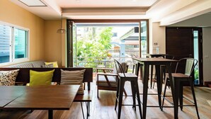 Un interior moderno con zona de comedor, asientos y vistas a través de amplios ventanales.