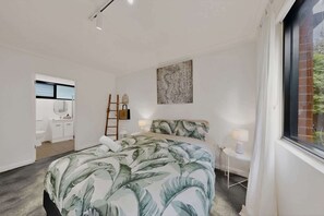 Iron/ironing board, WiFi, bed sheets - Beachside 1-Bed Retreat with Parking Cronulla (Cronulla)