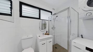 Shower, towels, shampoo