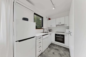 Fridge, microwave, oven, stovetop - Beachside 1-Bed Retreat with Parking Cronulla (Cronulla)