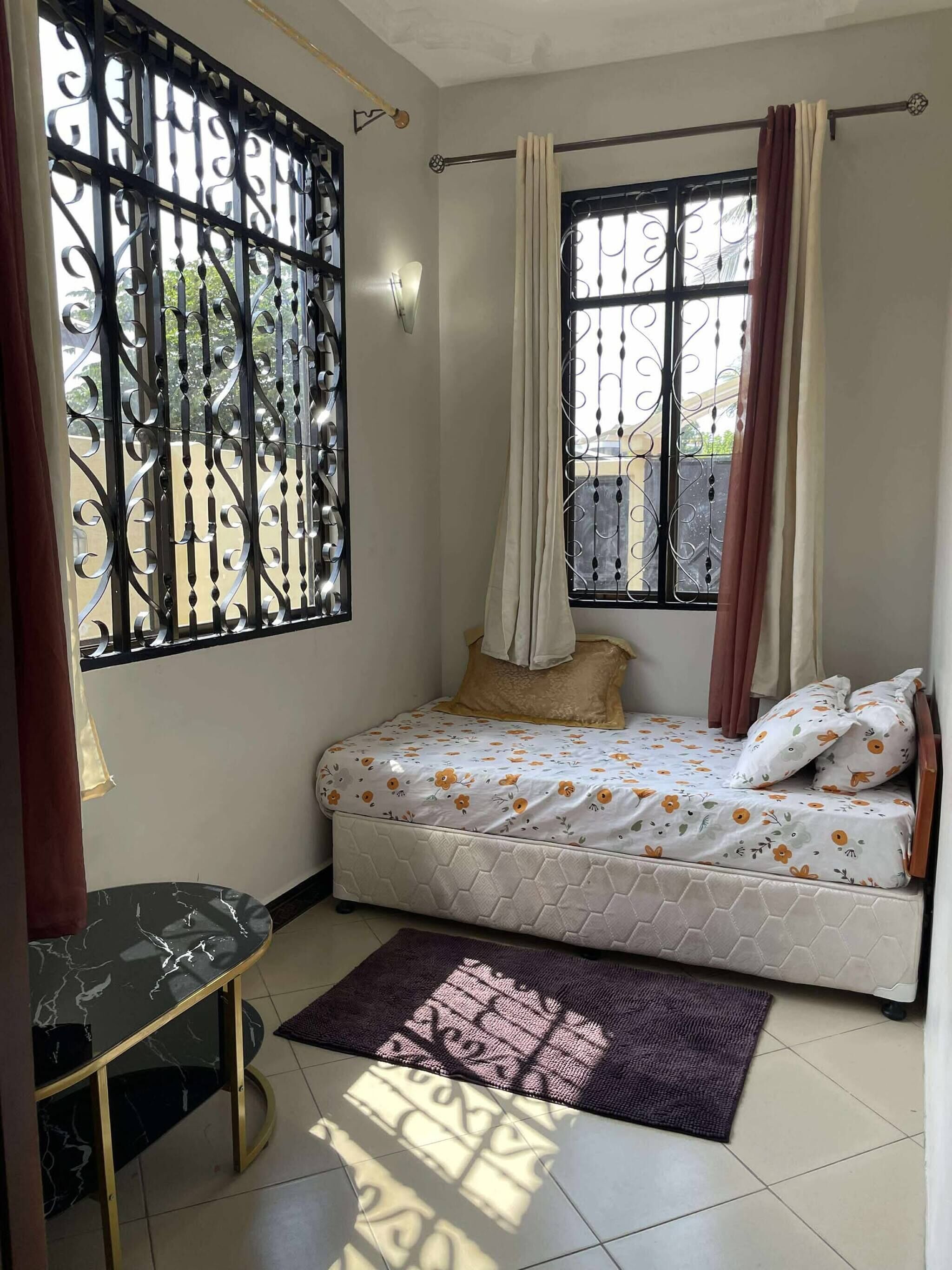 4 bedrooms, iron/ironing board, internet, bed sheets