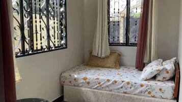 4 bedrooms, iron/ironing board, internet, bed sheets