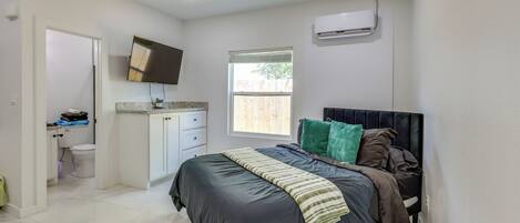 Desk, Internet, bed sheets