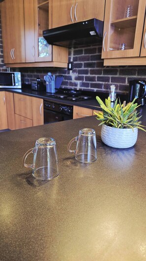 Private kitchen - Serene 1-Bedroom Apartment with Garden & Shared Pool (Roodepoort)