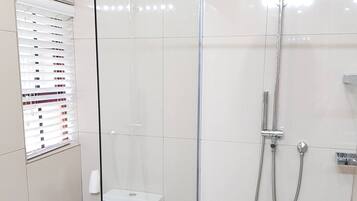 Douche, sĂšche-cheveux, serviettes fournies