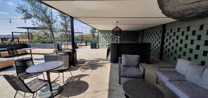 Outdoor dining - 129 Comfortable 1-Bedroom Apartment (Sandton)