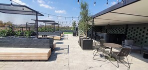 Outdoor dining - 15 Sunny 1-Bedroom Apartment (Sandton)