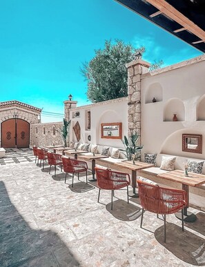 Outdoor dining - Lion King Apart Otel (İzmir)