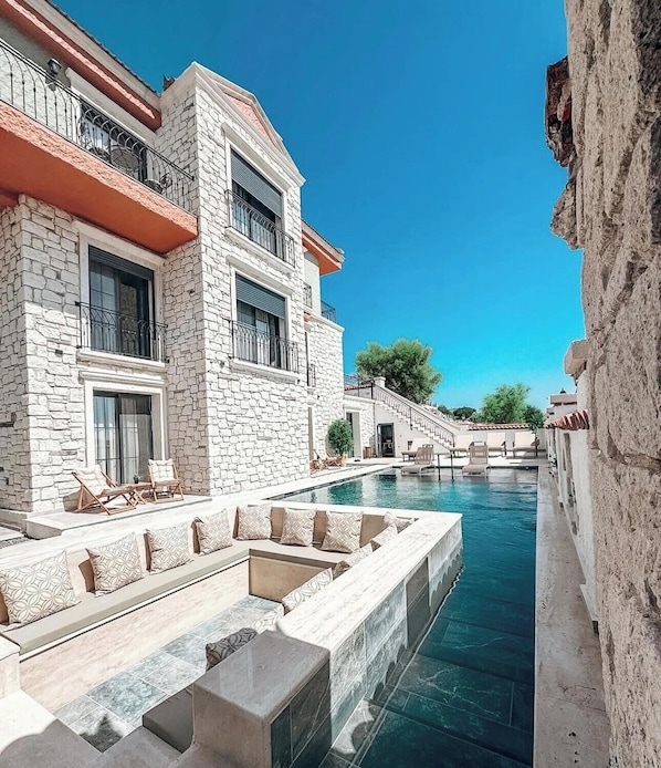 Outdoor pool - Sevilay Hanım Hotel (Cesme)