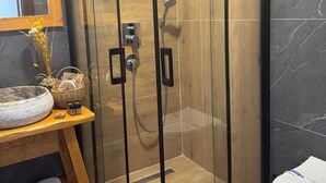 Tremannsrom – deluxe, bassengutsikt | Bad | Dusj, hårføner, håndklær og såpe